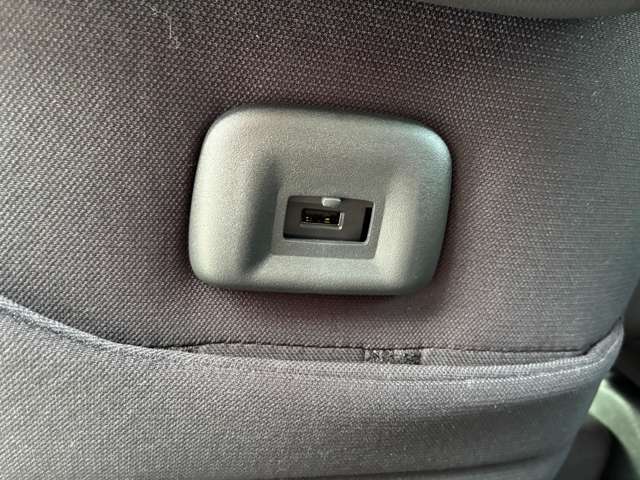 助手席シートバックには、スマホの充電に便利なUSBソケットを装備！すぐ下のポケットに充電中のスマホを入れておけるので便利です。
