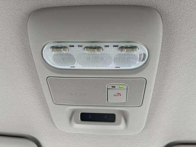 先進事故自動通報システム「SOSコール」。事故や急病・危険を感じた時にボタンひとつでコールセンター接続、オペレーターが緊急車両の手配等をサポート。エアバック展開時にセンターへ自動通報も！（別途申込要）