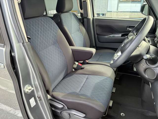 前席は合計7つのエアバック（左右・サイド・カーテン・ニー）を装備し安全性を高めています！ロングドライブの疲労を軽減するアームレストとラクな位置に素早く調整できるシートリフターを装備！！