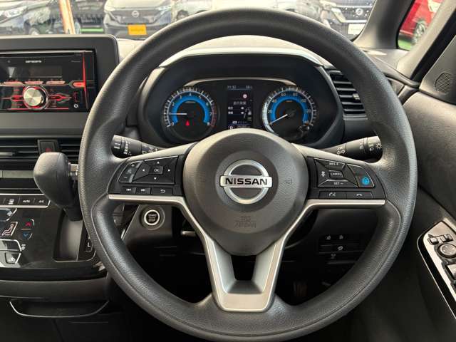 握りやすい形状のステアリングホイール。手元のスイッチでチャンネル切替やボリュームの調整が出来るので、走行中に大きく視線を逸らさずに済みます。