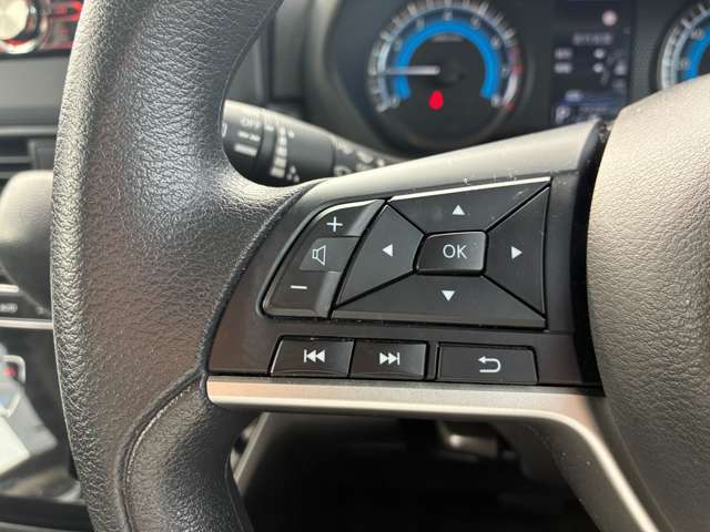 走行中、ナビに手を伸ばしてチャンネル変更やボリューム調整するのは、大変だし危険ですよね！ステアリングスイッチなら視線を大きく逸らさずに手元で簡単に操作できるので、運転に集中できます♪