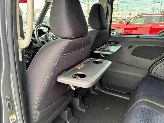 後席には休憩時に軽食を摂ったりするのに便利なシートバックテーブルを装備＼(^o^)/カップホルダーは乳幼児用ドリンクマグ対応なので、持ち手の付いたマグも入りママも嬉しいです♪