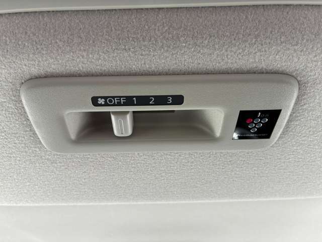 車内の空気を循環させて後席も素早く快適にするシーリングファン（プラズマクラスター搭載）♪暑い季節にうれしい装備です(^_^)vルームエアコンの前に扇風機を置いたら効率がイイと言われるアレですw
