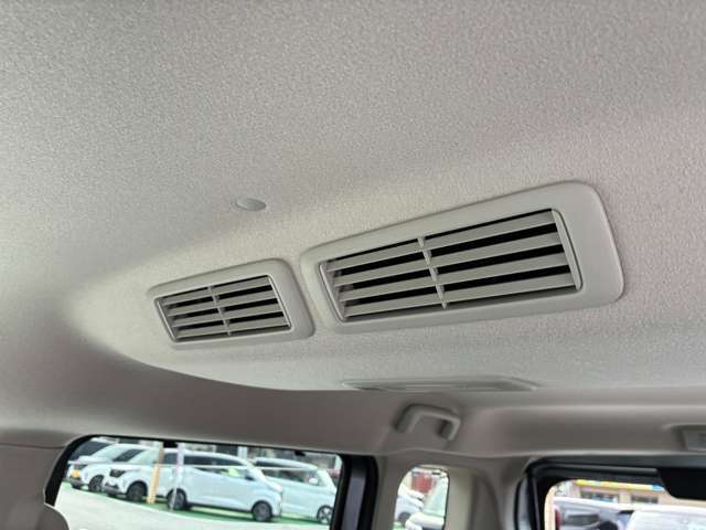 車内の空気を循環させて後席も素早く快適にするシーリングファン（プラズマクラスター搭載）♪暑い季節にうれしい装備です(^_^)vルームエアコンの前に扇風機を置いたら効率がイイと言われるアレですw