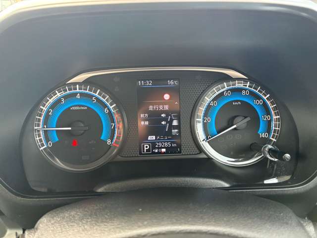 車両状態や燃費情報等を表示し快適ドライブをサポートする4.2in.カラーディスプレイ付アドバンスドドライブアシストディスプレイ、クッキリ表示で視認性に優れています。