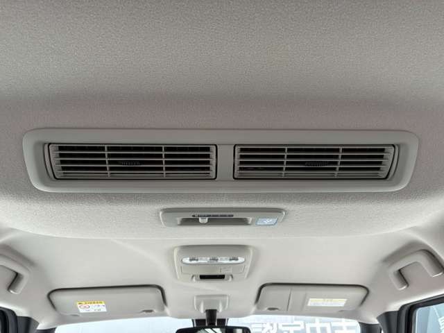 車内の空気を循環させて後席も素早く快適にするシーリングファン（プラズマクラスター搭載）♪暑い季節にうれしい装備です(^_^)vルームエアコンの前に扇風機を置いたら効率がイイと言われるアレですw