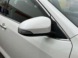 対向車や歩行者が認識しやすいサイドターンランプ付カラードドアミラー
