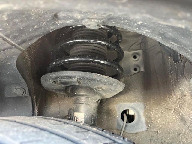 お車を安心してお乗りいただく為には、足回りの定期点検が欠かせません。サービスサポート（有償保証）では無料点検もご提供しており、安心のカーライフをお過ごしいただけるサポート体制が整っています。