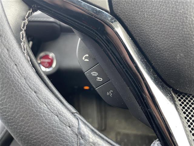 【ハンドルまわり】スタイリッシュな見た目で、ドライブも楽しくなりますね。