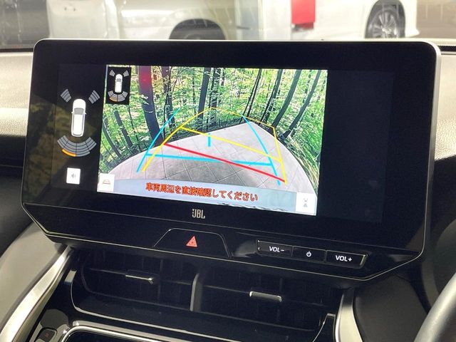 【バックカメラ】駐車時に後方がリアルタイム映像で確認できます。大型商業施設や立体駐車場での駐車時や、夜間のバック時に大活躍！運転スキルに関わらず、今や必須となった装備のひとつです！