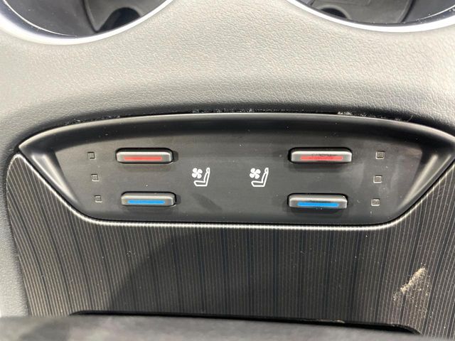 【シートベンチレーション】夏場は涼しい風でお尻や背中の熱やムレを防ぎ、冬はエアコンよりも早く温まってポカポカに！季節を問わず快適に過ごせます。