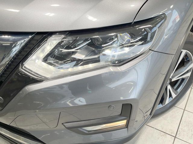 【LEDヘッドライト】悪天候や夜間走行時も良好な視界を確保し安心して運転できる高輝度LEDヘッドライトを装備！点灯速度が早く、消費電力も抑えられています。