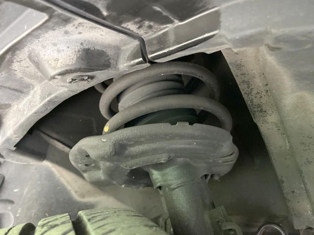 お車を安心してお乗りいただく為には、足回りの定期点検が欠かせません。サービスサポート（有償保証）では無料点検もご提供しており、安心のカーライフをお過ごしいただけるサポート体制が整っています。