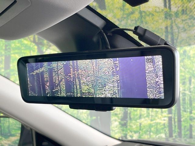 【インテリジェントルームミラー】後席の大きな荷物や同乗者で後方が確認しづらい時でも安心！カメラが撮影した車両後方の映像をルームミラー内に表示。クリアな視界で状況の確認が可能です！