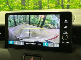 【バックカメラ】駐車時に後方がリアルタイム映像で確認できます。大型商業施設や立体駐車場での駐車時や、夜間のバック時に大活躍！運転スキルに関わらず、今や必須となった装備のひとつです！