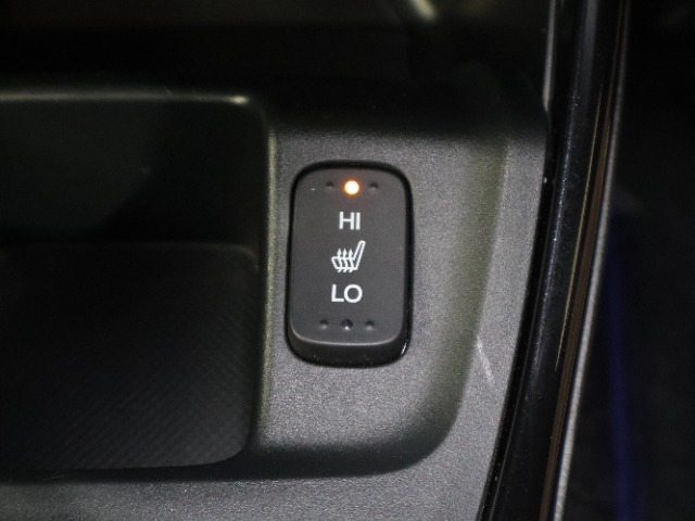 シートヒーター装備付き車！！座席に埋め込まれた電熱線によりシートを暖めることが出来る装備で、温められたシートは、寒い冬には最適です！！