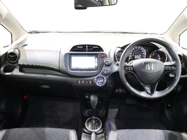 操作性に優れた運転席となります！小物入れや各ボタンの配置にこだわり、使いやすいです！座り心地もよく視認性も良好なのでロングドライブもお任せ下さい！