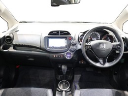 操作性に優れた運転席となります！小物入れや各ボタンの配置にこだわり、使いやすいです！座り心地もよく視認性も良好なのでロングドライブもお任せ下さい！