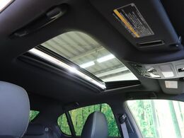 【サンルーフ】開放感たっぷりの希少装備、サンルーフが装着されています！車内に明かりを取り入れたり景色を楽しむ以外にも、車内の空気も簡単に換気できて快適です！