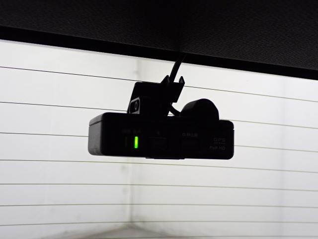 後方用のカメラも備えてあるので『あおり運転』にも対応ができて安心です。ドライブレコーダーは必需品ですね。使うことの無い事が良いのですが・・・。また純正品なのも安心ですね。