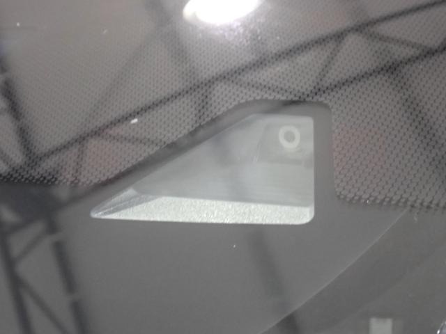 ホンダセンシングのカメラにより標識認識機能や先行車発進お知らせ機能に誤発進抑制機能と車線維持支援に設定した車速内で適切な車間距離を保ってくれる安全・快適機能搭載の先進システムです