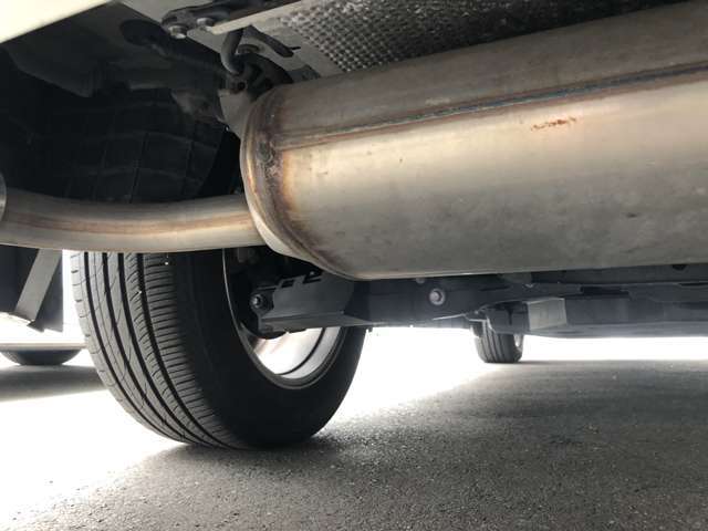 下からお車を見た写真です！隅々まで車両状態の確認を♪