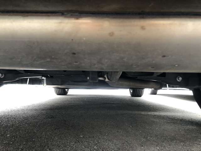 下からお車を見た写真です！隅々まで車両状態の確認を♪