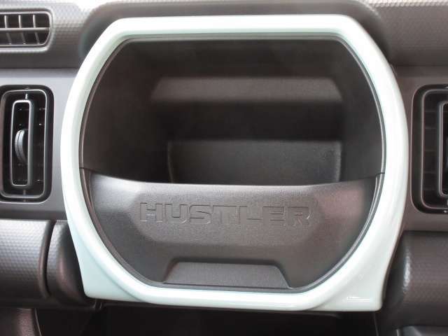 （デザインにもこだわった助手席前収納）