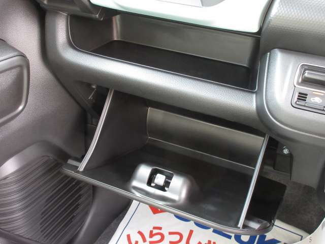 （たっぷり入る大型のグローブボックス収納）