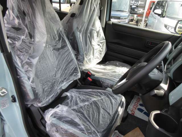（フロントシート）　運転席/助手席が独立シートなので、ベンチシートはちょっと苦手というお客様にもお薦め☆
