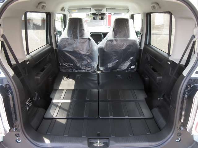 （カーゴスペース/リアシート格納時）　フラットに近い状態に出来るので、大きな荷物の積み込みもしやすいです☆