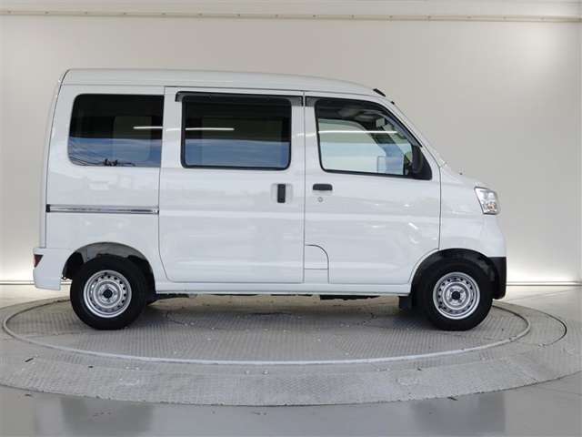 大きな開口部のスライドドアは、狭い駐車スペースでも乗り降りや荷物の積み下ろしも楽々です。