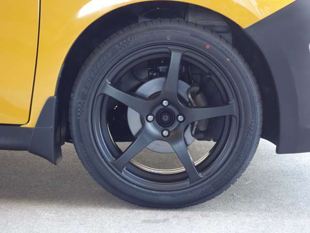 社外17インチアルミホイール付きです。タイヤ新品です。