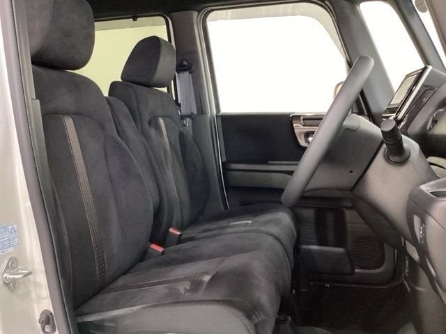 広い足元に肘掛けもついたゆったり座れるシートです。運転席と助手席の間が空いているため、助手席側への移動がスムーズです。交通量の多い道でも、助手席側から乗り降りができます。