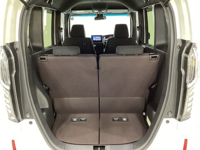 開口部も広く荷物の積み下ろしもしやすいお車となっております。シートの背もたれは5：5の割合で背もたれを可倒でき、前後のシートスライドもできるので荷室をひろげることができます。