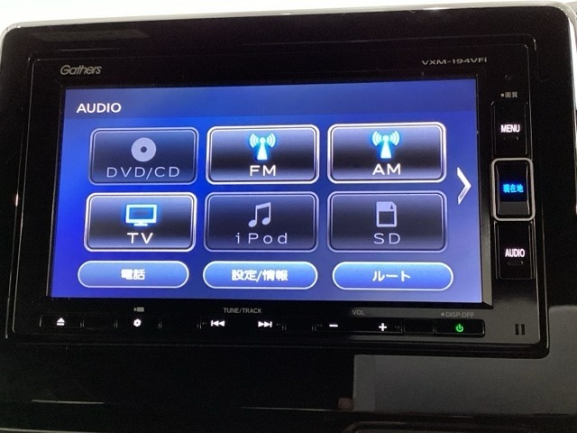 ナビゲーションはフルセグTV、インターナビ対応のGathers純正メモリーナビを搭載しています。Bluetoothオーディオ機能がありますので、スマートフォンなどの音楽も再生できます。