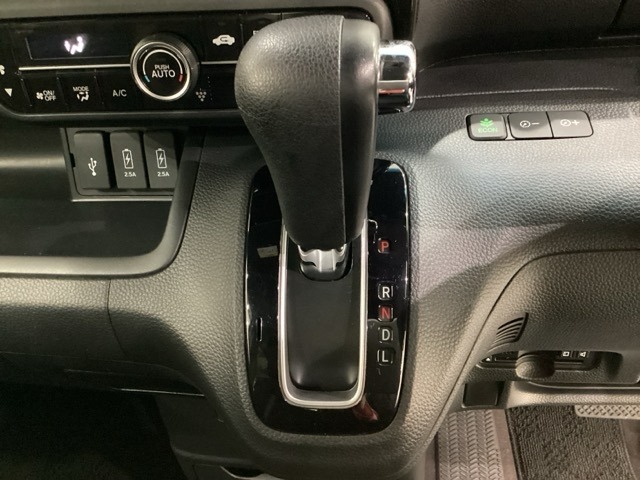 CVT車のセレクトレバーです。低速から高速まで、変速ショックのないスムーズな走りを実現するとともに、エンジン効率のよい領域を維持することで燃費にも貢献します。