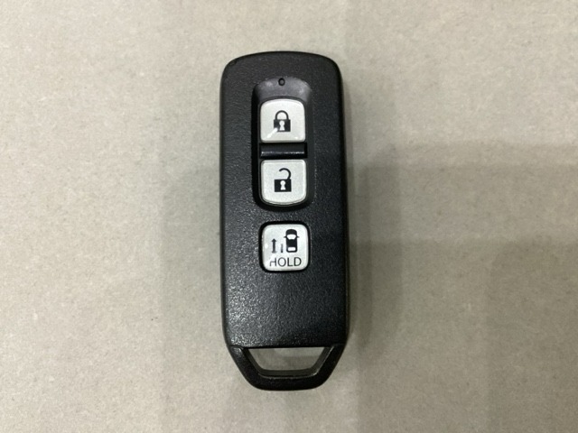スマートキー付きですからドアロックの開閉およびエンジンスタートが楽々です。電動スライドドアの開け閉めもボタンで操作できます。