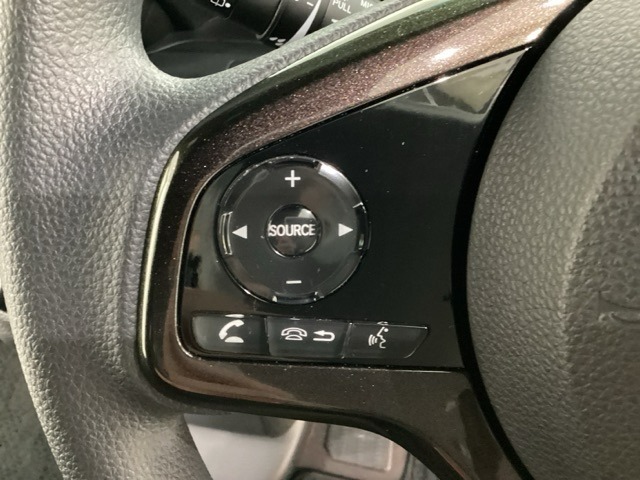 ステアリングスイッチがついていますので、オーディオのチャンネル変更、ボリューム、ジャンル変更が操作可能です。ハンドルから手を離さず安全に操作できます。