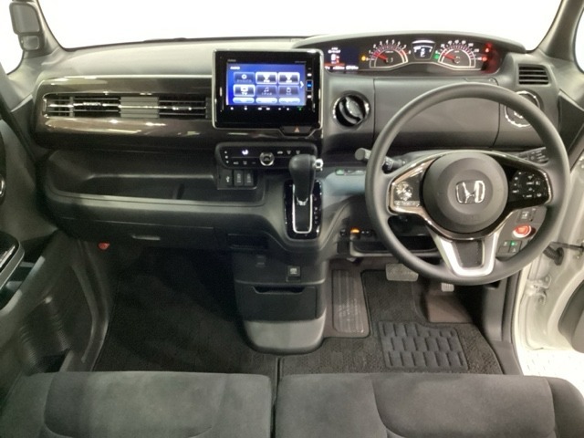 車内は光触媒抗菌消臭施工済です。スタイリッシュなデザインでスポーティなインパネ周りを演出します。グローブボックスやカップホルダーのほかにトレーなどたくさんの収納スペースが付いています。