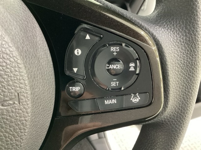 ハンドルにHondaセンシング系のクルーズコントロールやレーンキープアシストなどの操作スイッチが装備されています。ハンドルから手を離さず安全に操作できます。