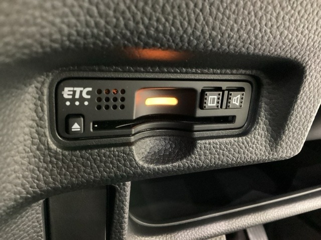 ハンドルの左下にETCがついています。高速道路の料金所の通過も楽々です。　カードの取り出しもしやすい場所についています。