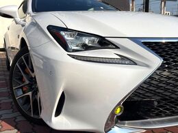 【角型LEDヘッドライト】スタイリッシュな見た目の三眼LEDヘッドライトを装備♪スタイルだけでなく、夜間の走行も視界良好で安心してお乗りいただけます。