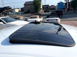 【ムーンルーフ】開放感たっぷりの希少装備、ムーンルーフが装着されています！車内に明かりを取り入れたり景色を楽しむ以外にも、車内の空気も簡単に換気できて快適です！