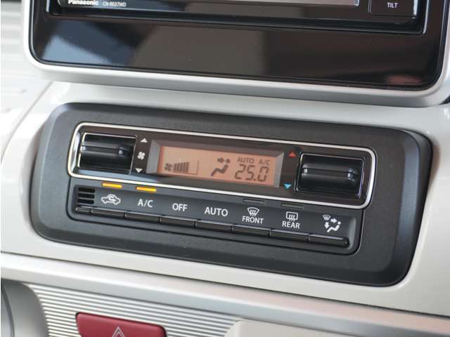 今では当たり前となったオートエアコン。車内温度も快適な状態を維持できます。