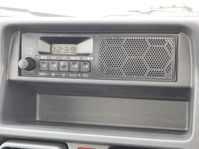スピーカー内蔵の純正ラジオ付きです。