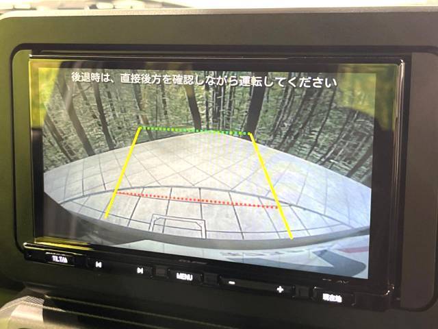 【バックカメラ】駐車時に後方がリアルタイム映像で確認できます。大型商業施設や立体駐車場での駐車時や、夜間のバック時に大活躍！運転スキルに関わらず、今や必須となった装備のひとつです！