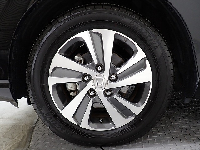 アルミホイールは安心のホンダ純正！車のデザインにもマッチしています。
