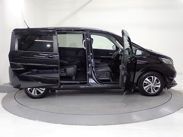 Honda独自のセンタータンクレイアウト、低床設計で床が低くドアも大きく開きますので、女性やお子様、ご年配の方にも一段と乗り降りがしやすくなっています。