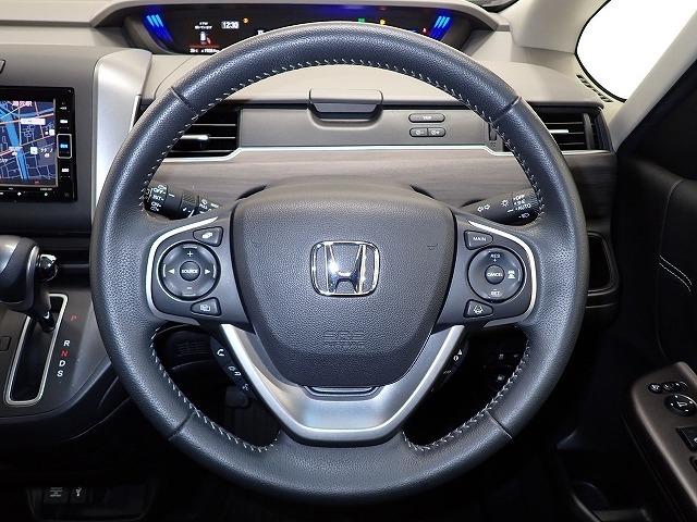 ハンドル左側にはオーディオ操作が出来るオーディオリモートコントロールスイッチ、右側にはHonda SENSINGとオートクルーズコントロールのスイッチを装備！